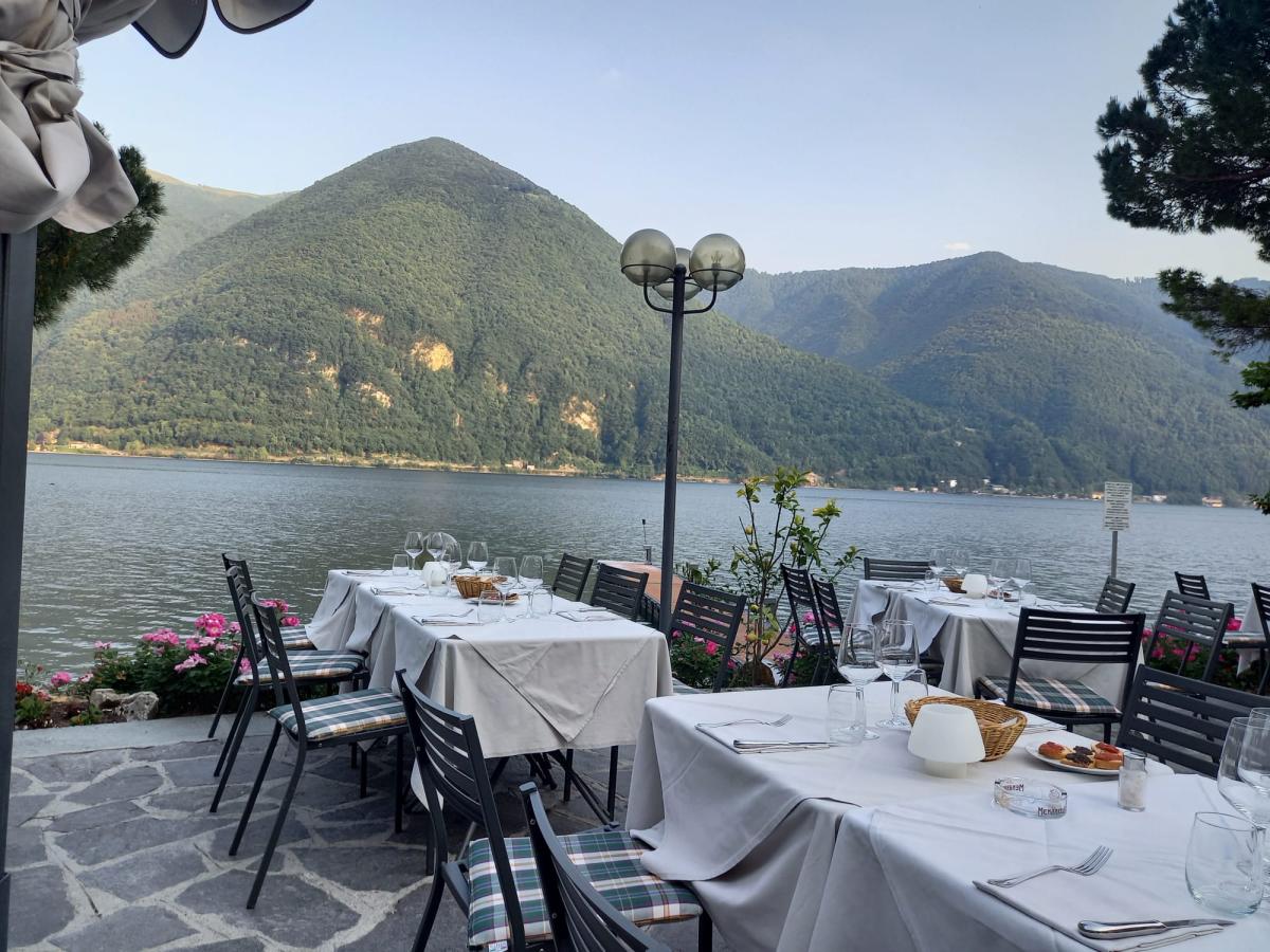 Restaurantje aan het meer
