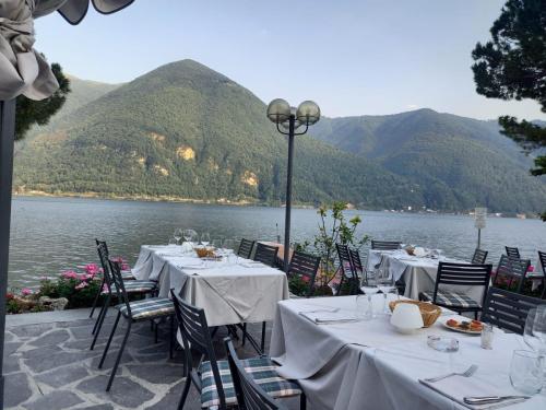 Restaurantje aan het meer